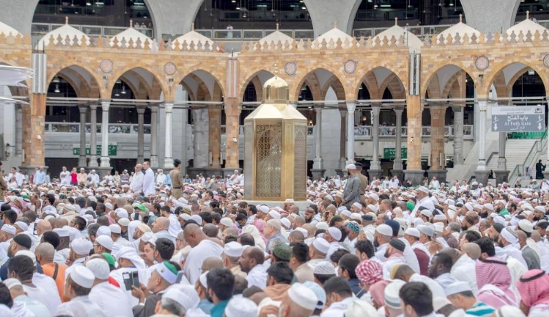 عدد من المعتمرين والزوار داخل المسجد الحرام (مكة)
