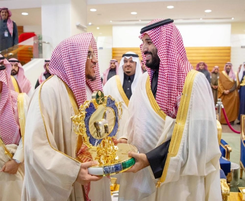 الأمير محمد بن سلمان لدى رعايته حفل سباق الخيل السنوي على كأسي ولي العهد لجياد الإنتاج والمستورد أمس (واس)