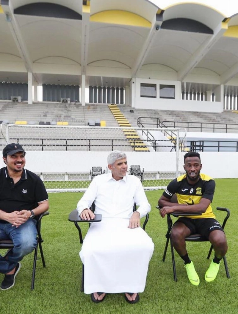 لؤي ناظر يتوسط فهد المولد وحمد الصنيع (إعلامي الاتحاد)