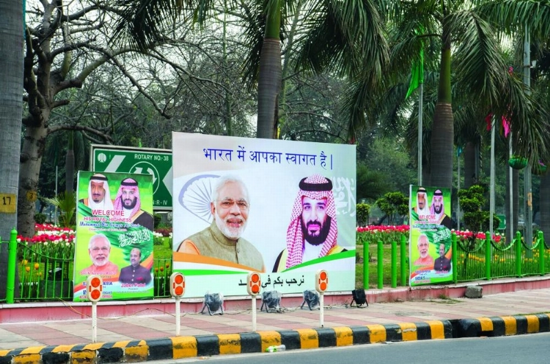 صور القيادة السعودية تزين شوارع العاصمة الهندية (واس)