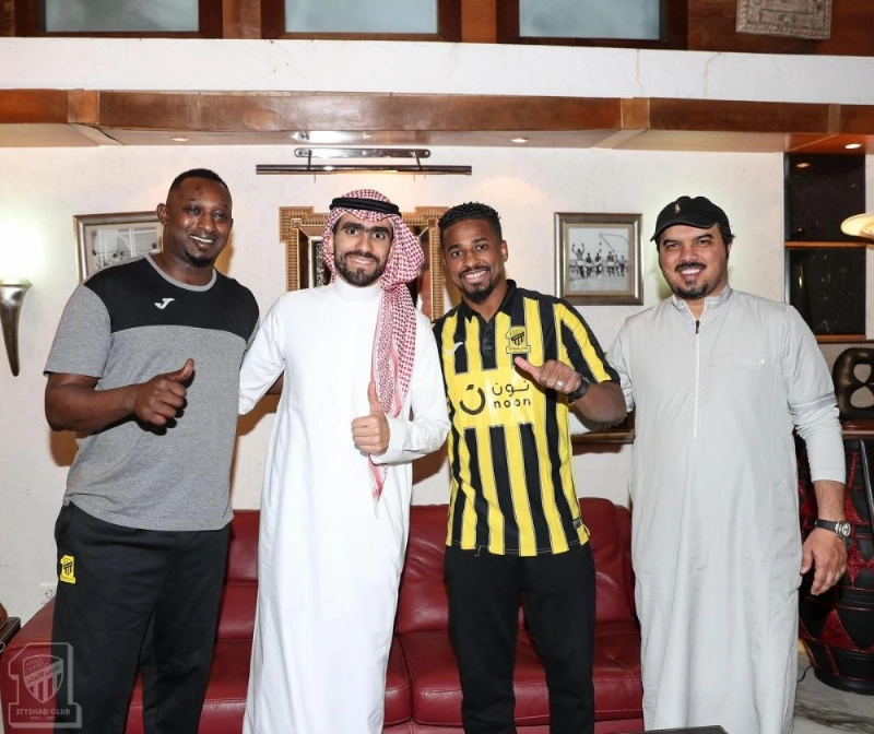 الشمراني عقب التوقيع أمس (إعلامي الاتحاد)