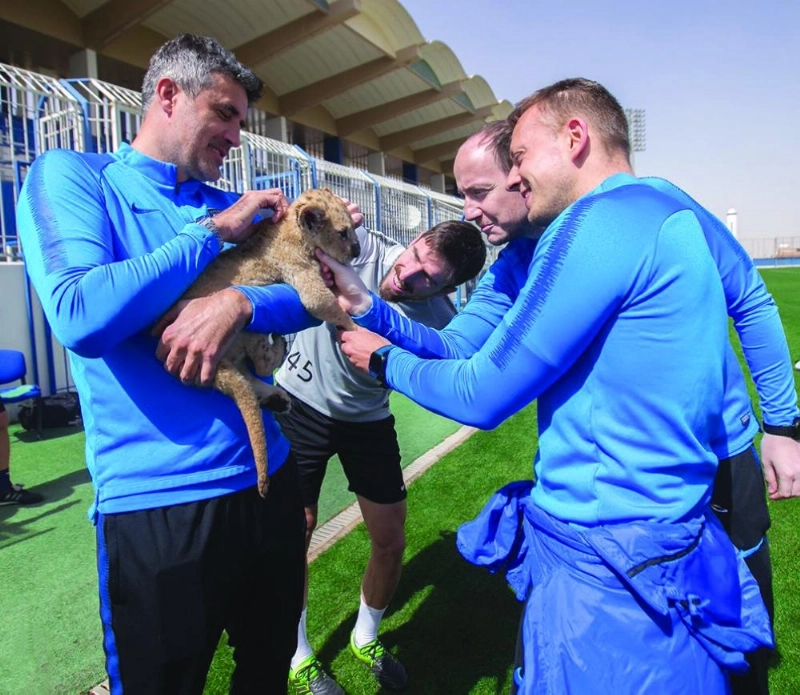 أعضاء الجهاز الفني يداعبون الشبل (إعلامي الهلال)
