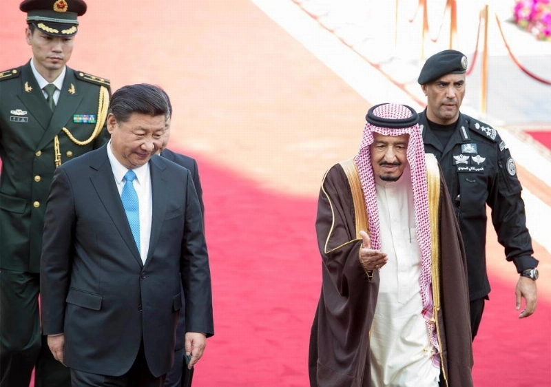 خادم الحرمين الشريفين مستقبلا الرئيس الصيني (واس)