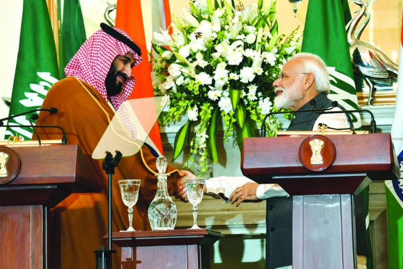 الأمير محمد بن سلمان ومودي خلال مؤتمر صحفي في حيدر أباد (د ب أ)