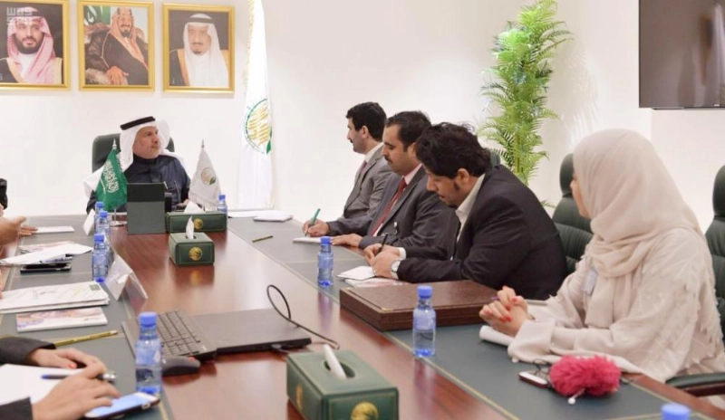 اجتماع الربيعة مع محافظ صنعاء وفريق العمل (واس)