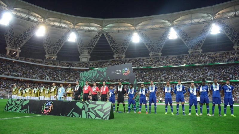 لاعبو الاتحاد والهلال قبل بداية مباراتهما أمس (ياسر بخش)