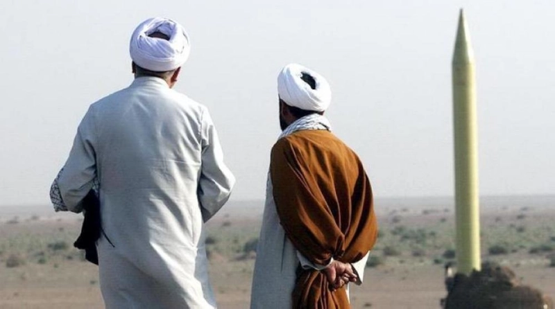 إيرانيان من النظام يتجولان في موقع عسكري (مكة)