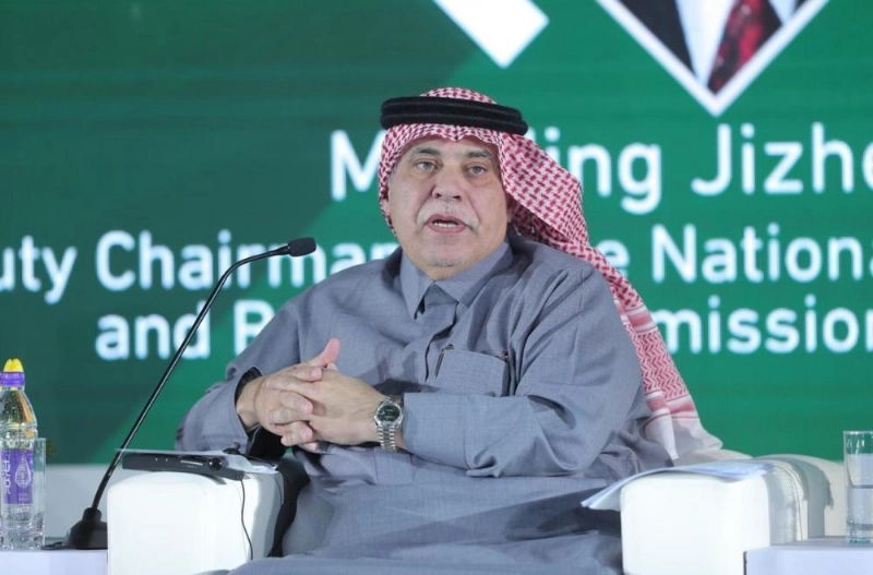 وزير التجارة والاستثمار متحدثا إلى الحضور