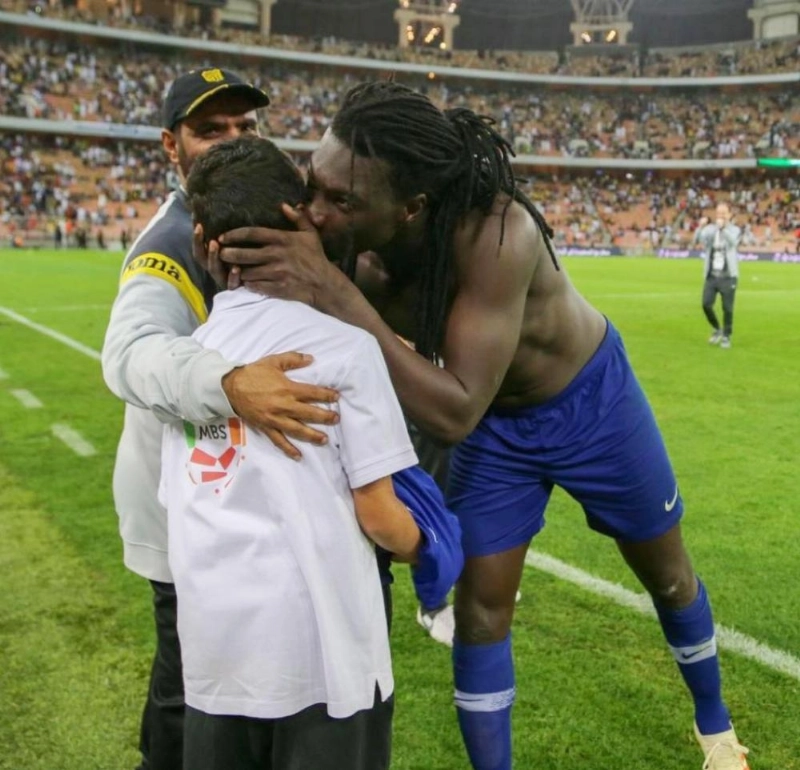 جوميز يقبل الطفل (إعلامي الهلال)