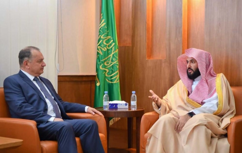 وليد الصمعاني خلال استقباله سايمون بول كوليس (مكة)