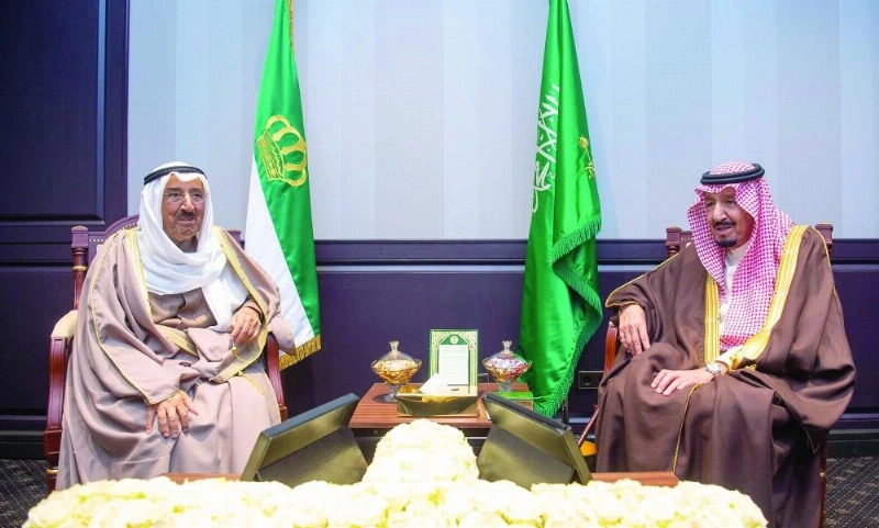 خادم الحرمين خلال لقائه الشيخ صباح الصباح في شرم الشيخ