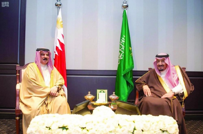 الملك سلمان لدى لقائه الملك حمد بن عيسى (واس)