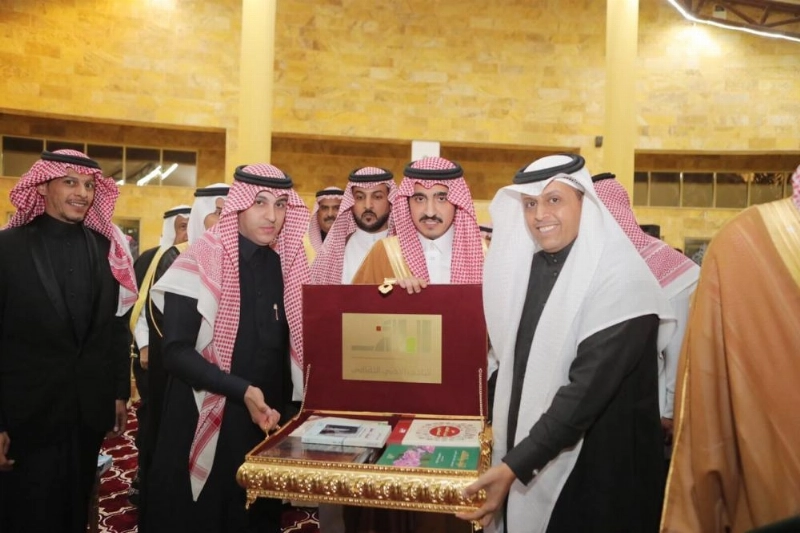 بدر بن سلطان لدى تسلمه الإصدارات (مكة)