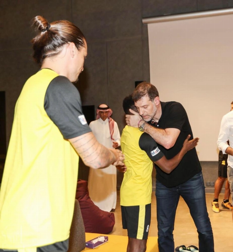بليتش في وداع لاعبي الاتحاد أمس (إعلامي الاتحاد)