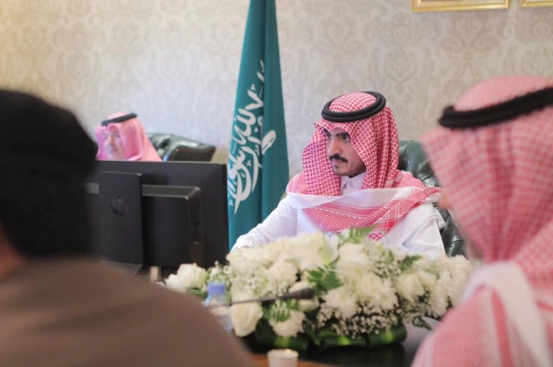 بدر بن سلطان خلال زيارته مقر أمانة العاصمة المقدسة (مكة)