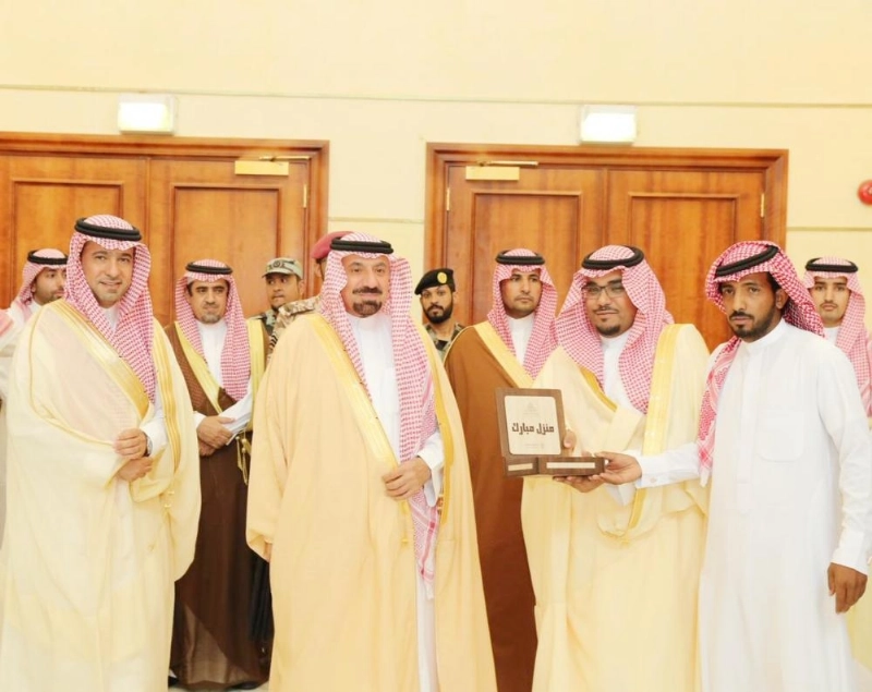 جلوي بن عبدالعزيز والحقيل أثناء تسليم أحد المواطنين (وزارة الإسكان)