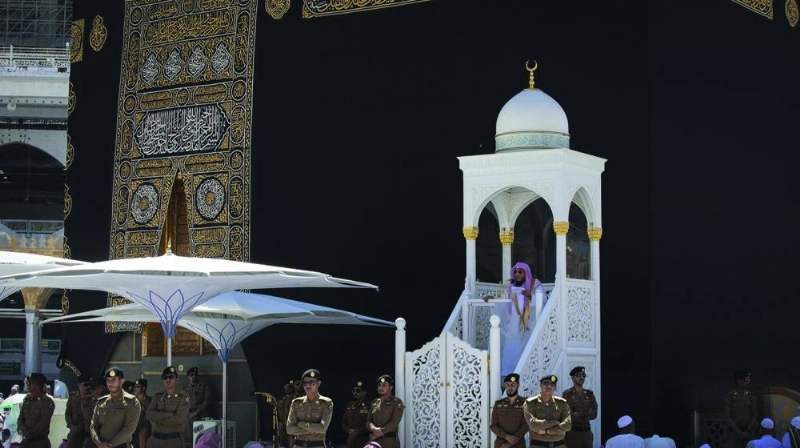 من صلاة الجمعة بالمسجد الحرام (واس)
