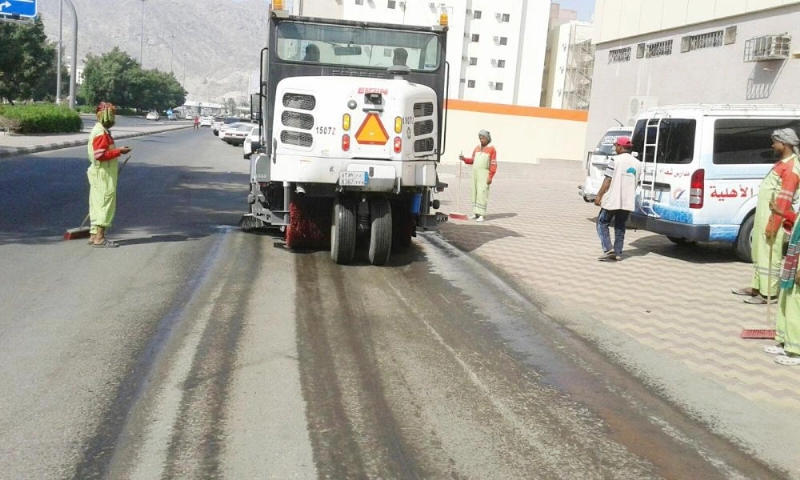 جانب من عملية النظافة بالعاصمة المقدسة (مكة)