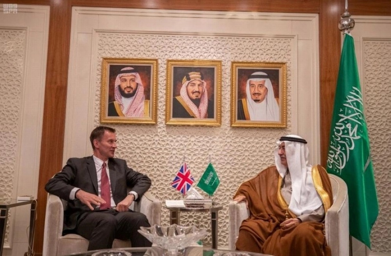إبراهيم العساف لدى استقباله جيرمي هنت (واس)