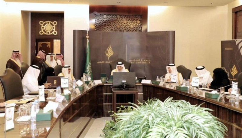 خالد الفيصل خلال ترؤسه الاجتماع (مكة)