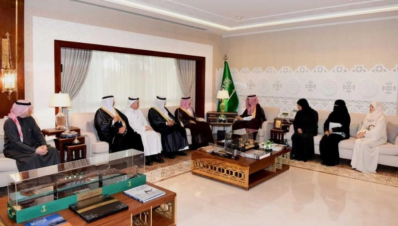 أحمد بن فهد خلال استقباله وفد أهالي العوامية (مكة)