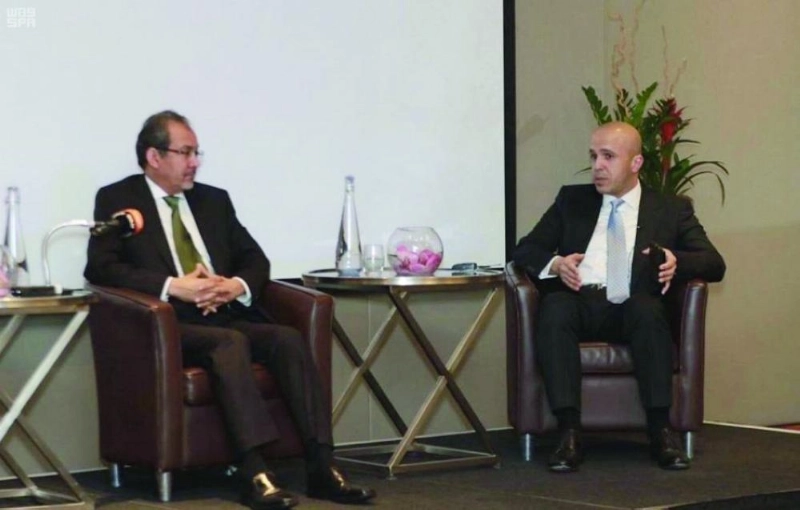 العيسى خلال مشاركته في الندوة (واس)