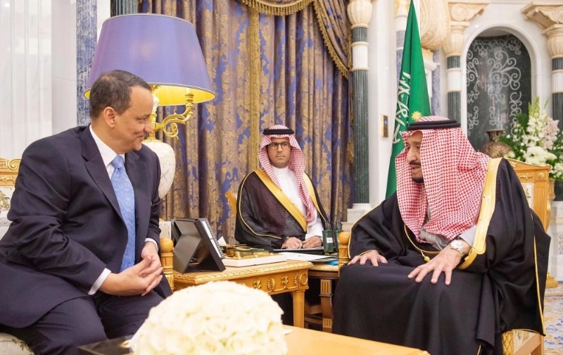 الملك سلمان لدى لقائه إسماعيل ولد الشيخ أحمد في قصر اليمامة بالرياض (واس)