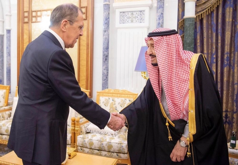 الملك سلمان لدى استقباله سيرجي لافروف في قصر اليمامة بالرياض (واس)