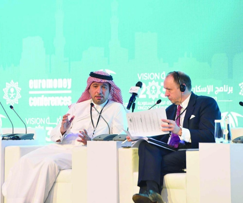 الحقيل متحدثا في المؤتمر (الإسكان)