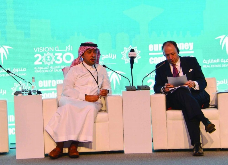 الحقيل متحدثا بالمؤتمر (الإسكان)
