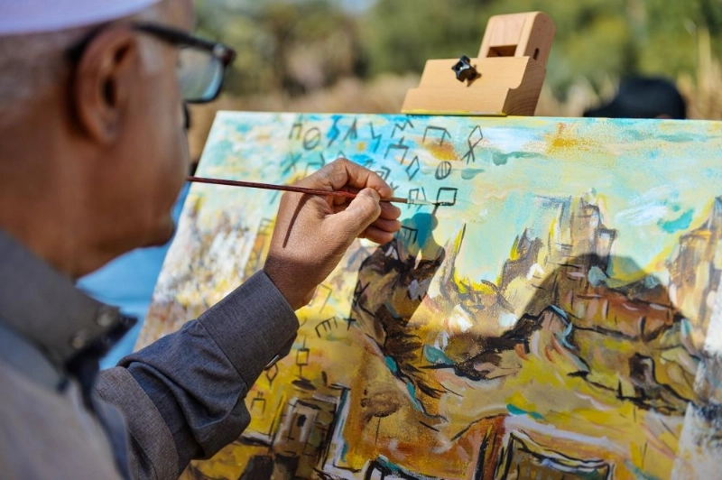 فنان خلال رسم إحدى لوحاته (مكة)