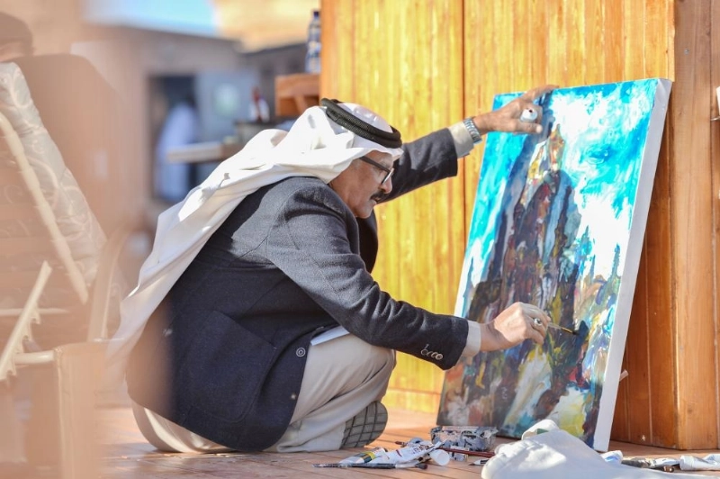 أحد الفنانين يضع اللمسات النهائية على لوحته