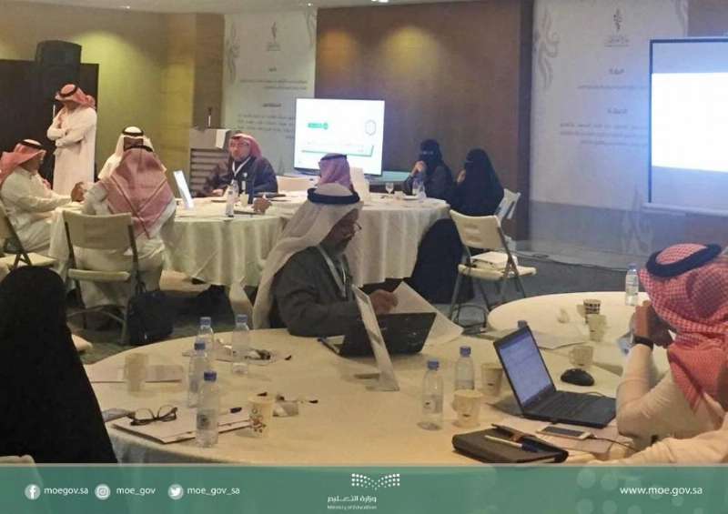 مشاركون في الورشة بالرياض أمس (مكة)