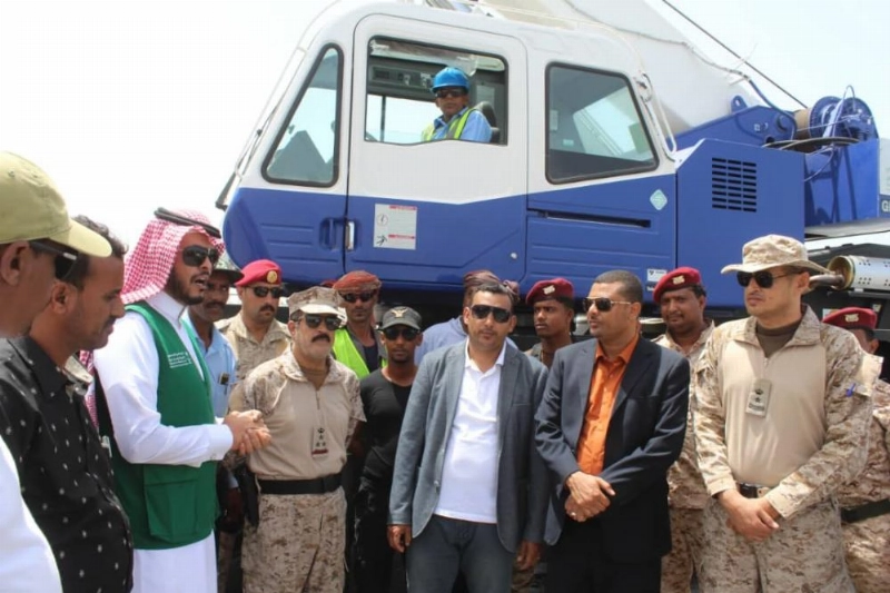 محافظ سقطرى يستقبل الرافعات السعودية (واس)
