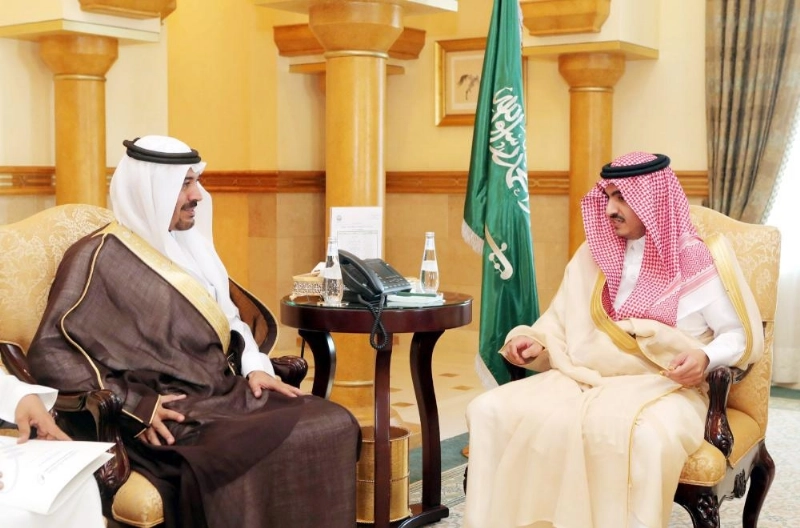 بدر بن سلطان لدى استقباله عبدالمنعم الشهري (مكة)