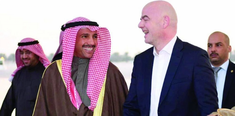 الغانم في مناسبة سابقة مع رئيس الفيفا (مكة)