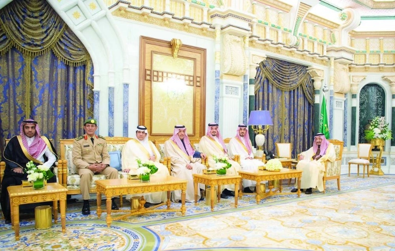 الملك سلمان لدى استقباله عبدالعزيز بن تركي واللاعبين الحاصلين على ميداليات أولمبية وأعضاء الأجهزة الفنية والإدارية (واس)