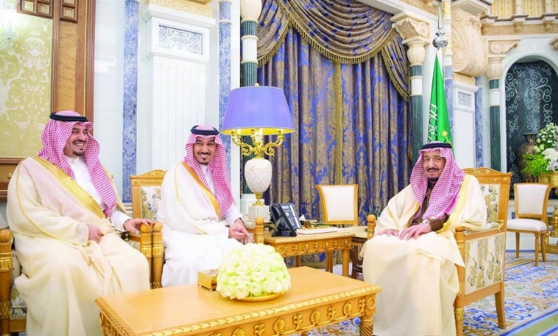 الملك سلمان لدى استقباله عبدالعزيز بن تركي وفهد بن جلوي