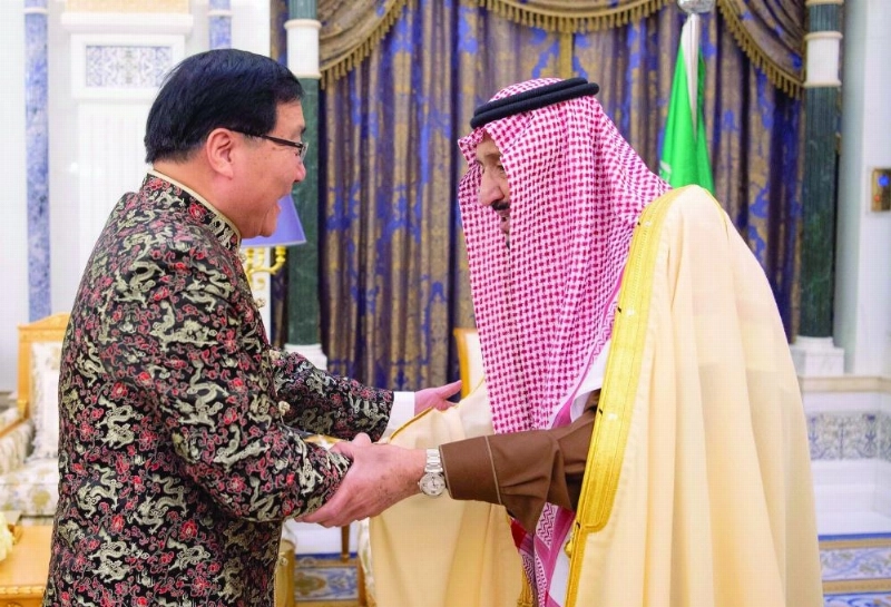 الملك سلمان لدى استقباله لي هوا شين في قصر اليمامة بالرياض (واس)