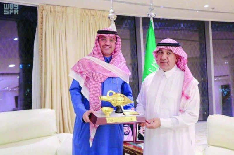 تركي الشبانة لدى تسلمه الجائزة (واس)