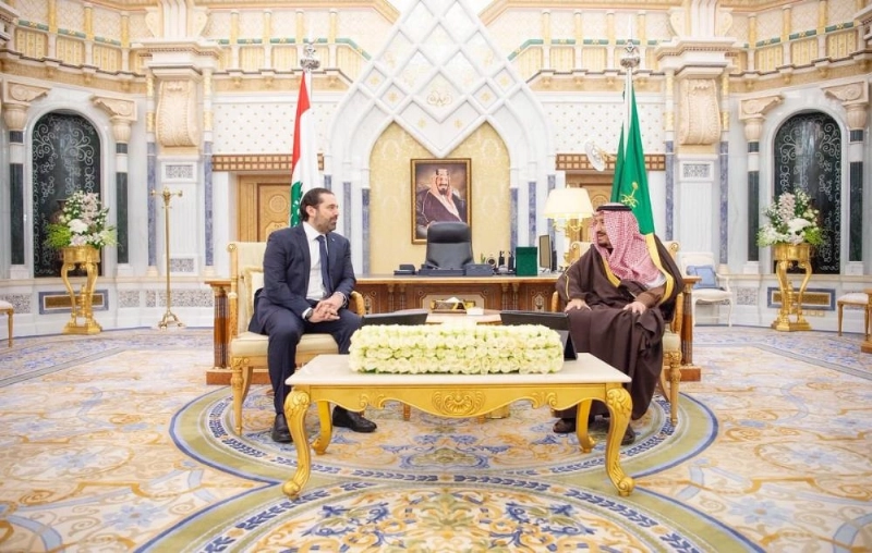 الملك سلمان خلال لقائه سعد الحريري (واس)