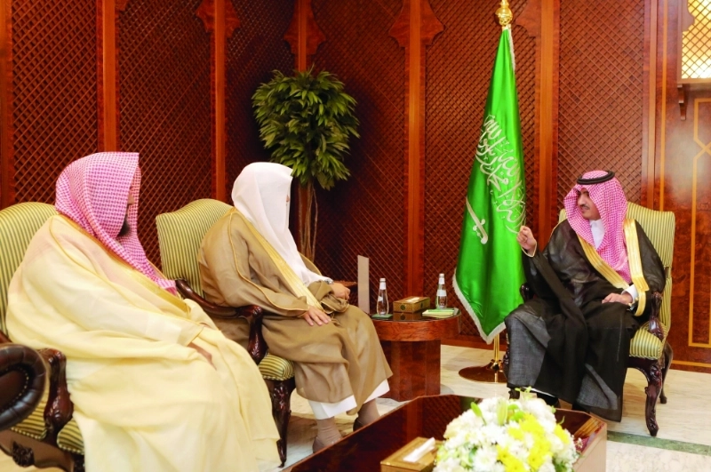 بدر بن سلطان لدى استقباله فؤاد العمري (مكة)