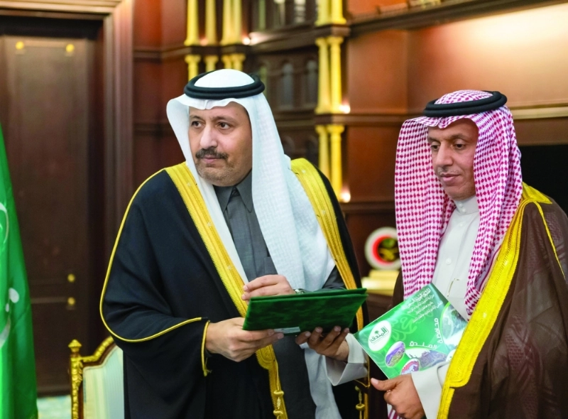 حسام بن سعود يتسلم التقرير من صالح الزهراني (واس)