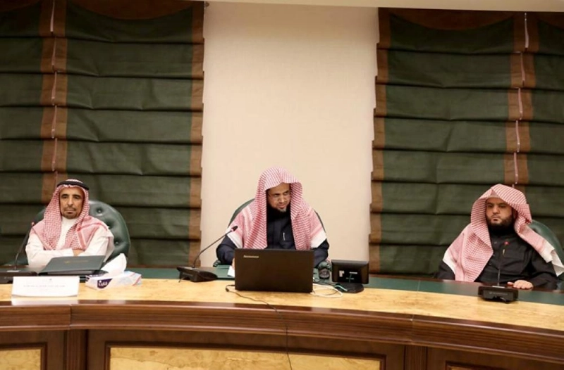 سعود المعجب خلال اجتماعه برؤساء دوائر المتابعة (مكة)