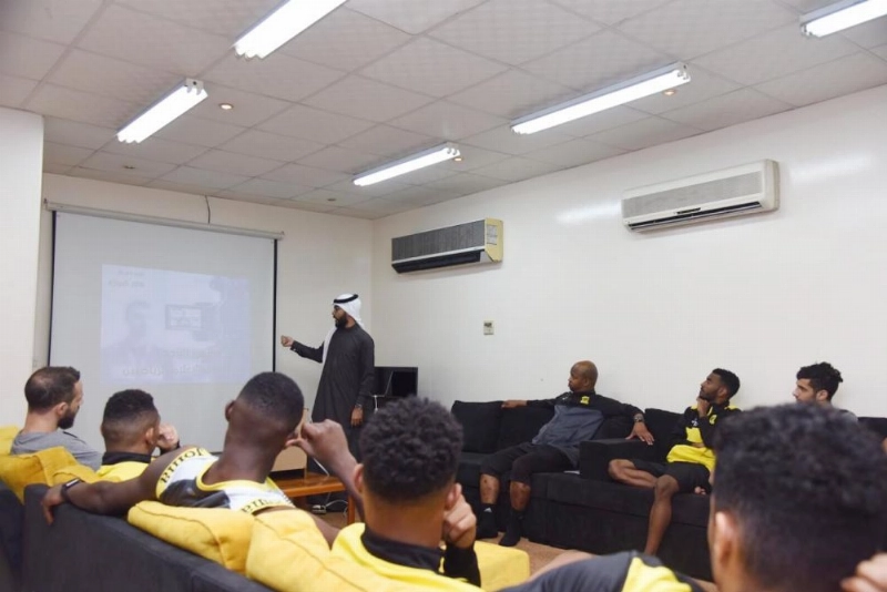 لاعبو شباب الاتحاد خلال المحاضرة (مكة)