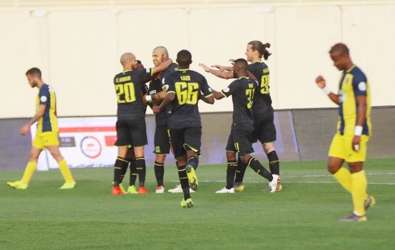 فرحة لاعبي الاتحاد بهدف داكوستا في الحزم أمس (دوري المحترفين)