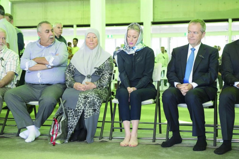 زعيم المعارضة الأسترالي وزوجته يعزيان أسر الضحايا (د ب أ)