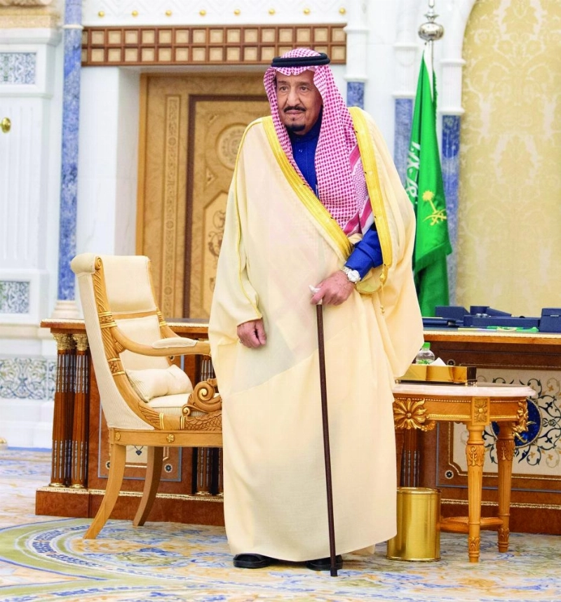 الملك سلمان خلال استقباله السفراء