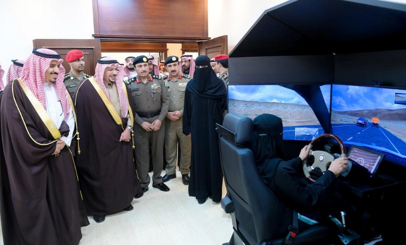فيصل بن مشعل أثناء اطلاعه على إحدى مراحل التدريب (مكة)