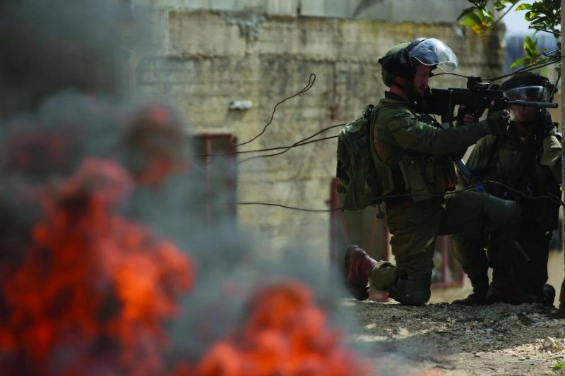 إسرائيليون خلال مواجهات مع متظاهرين فلسطينيين (د ب أ)